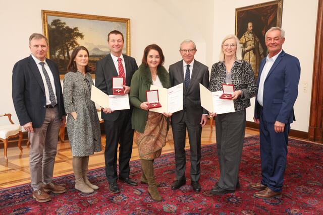 Im Bild v.l.: Landesamtsdirektor Sebastian Huber, Bezirkshauptfrau Monika Vogl (Hallein), Bezirkshauptmann Harald Wimmer (St. Johann im Pongau), Bezirkshauptfrau Michaela Rohrmoser (Tamsweg), Landeshauptmann Wilfried Haslauer, Bezirkshauptfrau Karin Gföllner (Salzburg-Umgebung) und Bezirkshauptmann Bernhard Gratz (Zell am See).  | Foto:  Land Salzburg / Franz Neumayr 