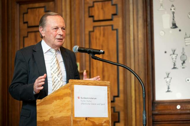  "Es war schon ein eigenartiges Gefühl, beim Festakt der Überreichung als Einzelperson im Mittelpunkt der hohen staatlichen Ehrung zu stehen, wobei im vollen Saal des Wiener Künstlerhauses hochkarätige Künstler meine Musik ausdrucksvoll interpretierten.," so Habl. | Foto: zVg Habl