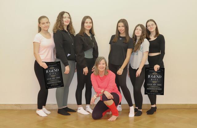 Die Tänzerinnen und Tanzlehrerin Monika Plocek (Mitte) laden zum Jugendball am Samstag, dem 22. Feber, in die Mehrzweckhalle Güttenbach ein. | Foto: Katholische Jugend