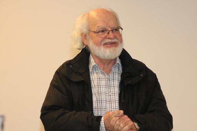 Anhand anschaulicher Experimente bringt Hobbyastronom Franz Klauser aus Puchenstuben interessierten Personen unser Universum näher.