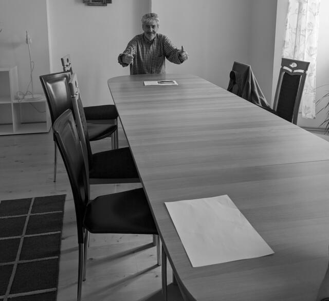 Das Bild zeigt Sepp Wimmer am Besprechungstisch des Grünen Büros in Klosterneuburg.  | Foto: Johannes Edtmayer