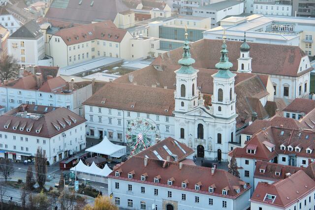 Der Vorplatz der Mariahilferkirche in Graz bekommt ein neues Gesicht. Sieben Bäume sollen für mehr Grünraum sorgen.  | Foto: Marie O.