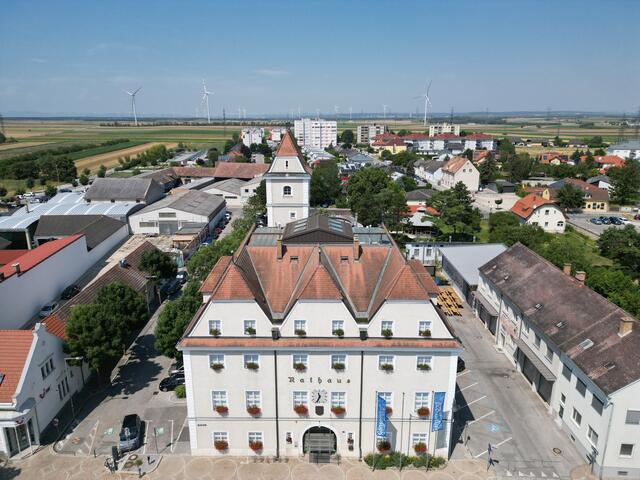Blick auf Rathaus und Stadt. | Foto: Stadtgemeinde Gänserndorf