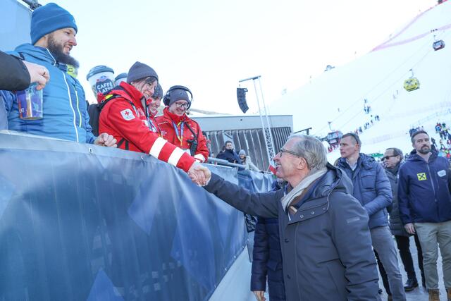 Im Bild: Landeshauptmann Wilfried Haslauer mit Einsatzkräften bei der Eröffnungsfeier | Foto: Land Salzburg / Franz Neumayr