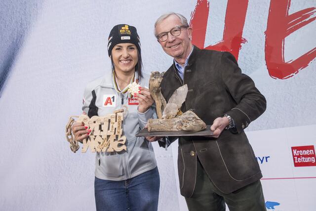 Im Bild: Landeshauptmann Wilfried Haslauer überreicht Super-G Weltmeisterin Stephanie Venier beim Medaillenempfang im Home of Snow einen Bergkristall aus dem Nationalpark Hohe Tauern. | Foto: Land Salzburg/Neumayr/Leopold