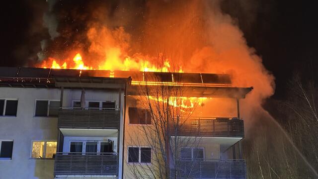 Da sich der Brand rasch auf die Fassade und das Dach ausbreitete, wurde Alarmstufe 2 ausgelöst. Insgesamt waren 93 Feuerwehrleute im Einsatz. | Foto: Freiwillige Feuerwehr Maria Alm