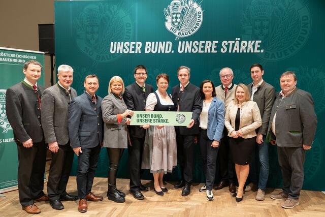 Bauernbund-Auftakt für die Landwirtschaftskammerwahl im Mostviertel mit Kandidatenpräsentation: Bauernbund-Direktor Paul Nemecek, Landtagsabgeordnete, Anton Kasser, Nationalratsabgeordnetem Johann Höfinger, Bundesministerin Klaudia Tanner mit dem Spitzenkandidaten-Trio Vize-Präsidenten Lorenz Mayr und Andrea Wagner sowie LK-Präsident Johannes Schmuckenschlager, Landtagsabgeordneter Doris Schmidl, Bauernbund-Obmann Stephan Pernkopf, Landtagsabgeordneter Silke Dammerer, EU-Mandatar Alexander Bernhuber und Bauernbund-Landesobmann-Stellverteter für das Mostviertel, Leo Gruber-Doberer | Foto: Anna Schuecker/NÖ Bauernbund