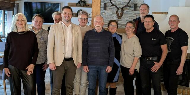 Gründungsversammlung des überparteilichen und unabhängigen "Seniorenring Region 31" mit Bürgermeister Andreas Gang (3. von links) sowie den Vorstandsmitgliedern Ursula Beranek, Elisabeth Kircher, Alois Vorhausberger, Gabriele Bischofer, Siegfried Berger, Sonja Mosmann, Anita Haaser, Erich Wegscheider, Wolfgang Geiler und Josef Ampferer. | Foto: Daniel Larch
