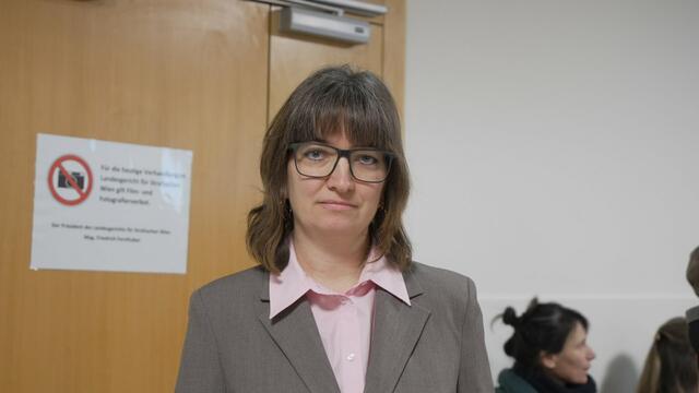 Am 17. Februar musste die Hebamme Margarete W. vor Gericht. Ihr wird vorgeworfen, eine Geburt nicht ordnungsgemäß durchgeführt zu haben. Der Veröffentlichung ihres unverpixelten Bildes hatte sie vor Prozessbeginn ausdrücklich zugestimmt. | Foto: Ronja Reidinger/MeinBezirk