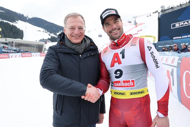 Alpine Skiweltmeisterschaft, Saalbach2025, Ski-WM2025 in Saalbach-Hinterglemm. Abfahrt der Damen, Damenabfahrt. Im Bild: Thomas Stelzer (Landeshauptmann Oberösterreich) mit Vizeweltmeister Vincent Kriechmayr bei der Siegerehrung. | Foto: Land Salzburg / Franz Neumayr
