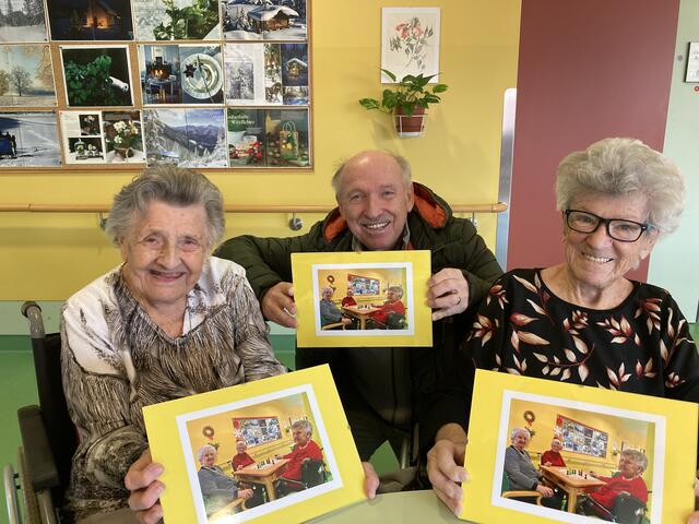 Li. Margareta Kozmuth und re. Christine Krbez mit den eingefassten Bilder als Geschenk und Wertschätzung