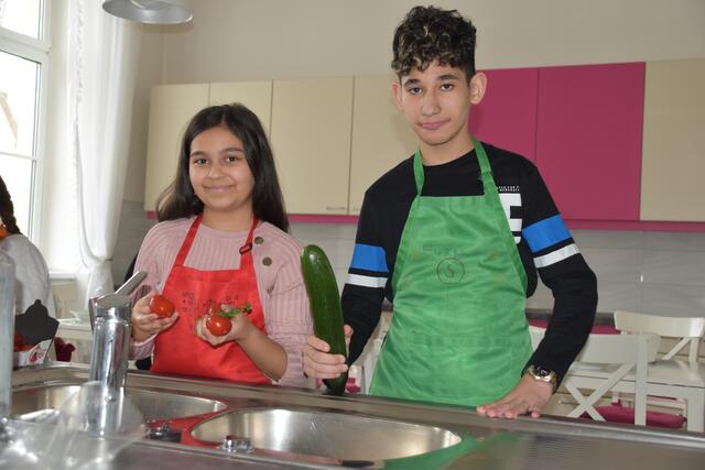 Tomaten und Gurke werden für den Salat gewaschen. | Foto: Preineder