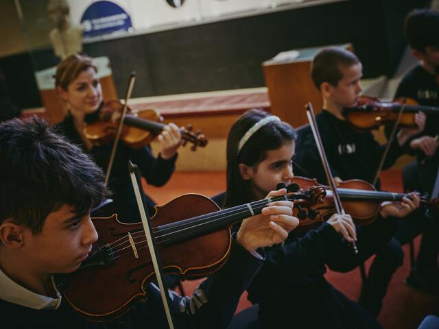 Die kleinen und großen Orchestermusiker von "Superar" bei der vorjährigen Generalprobe für das Jahreskonzert.  | Foto: Wolf-Dieter Grabner