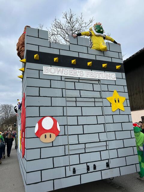 Auch die Festung von Mario-Bösewicht "Bowser" hatte einen Auftritt in Elsbethen. | Foto: A. Tiefenbacher