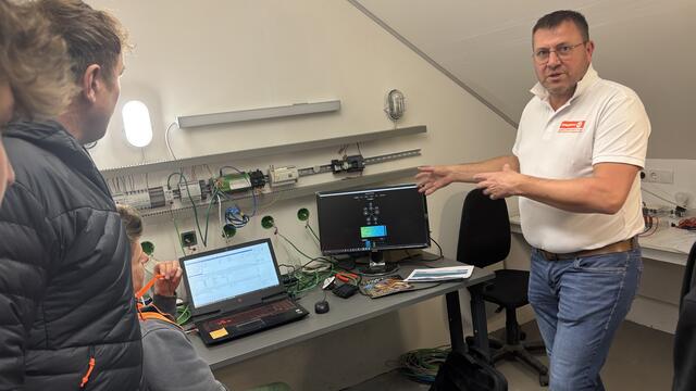 Auch Josef Landschützer (re.) und sein "Expert Elektro Landschützer"-Team machten bei der "Langen Nacht der Lehre" mit. Interessierte lauschten den Ausführungen der Profis. | Foto: pjw