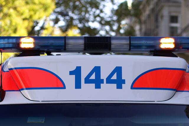 Nach einer Kollision zwischen einem Pkw und einem E-Bike-Lenker in der Stadt Salzburg waren die Einsatzkräfte des Roten Kreuzes im Einsatz. | Foto: Symbolbild: pixabay.com