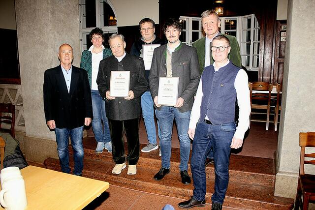 Mit dem silbernen Ehrenzeichen des Landesfischereiverbandes für besondere Verdienste um die Fischerei wurden (v.l.) Paul Ibetsberger, Arnold Kirschner und Christoph Bachmaier ausgezeichnet. | Foto: PPS/Gerhard Rieder