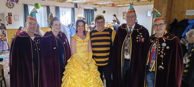 Obfrau Brigitte Huber (3. v. l.) freut sich sehr über das Engagement der Vereinsmitglieder und das rege Interesse aller Besucherinnen und Besucher. | Foto: Trachtenverein Steirerherzen