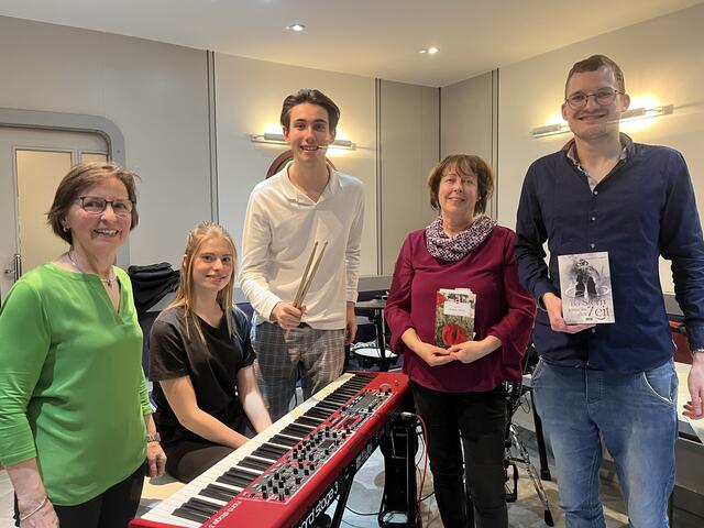 Präsidentin Erna Kienleitner mit Musiker Laura Eckerd und Nicolas Polesnig sowie Helga Palmer und Thomas Puntigam (v. l.) | Foto: CLG