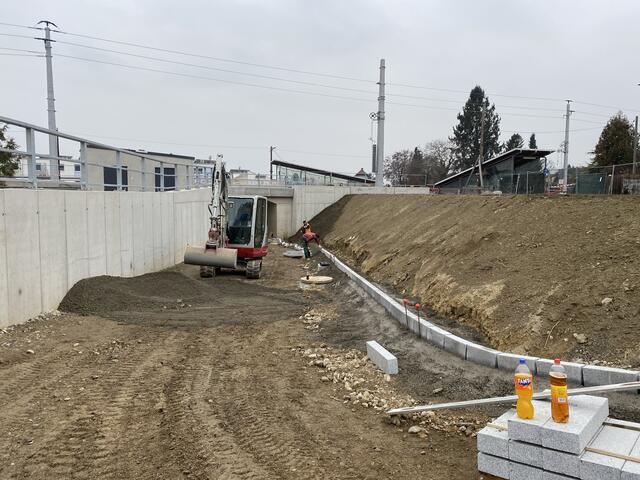 Fortlaufende Arbeiten: Die neue, barrierefreie Unterführung am Tiefentalweg steht zunächst als Schiebestrecke zur Verfügung. | Foto: Stadt Graz