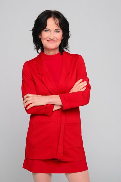 "Ich spiele Klavier und habe musikalische Hände, aber unfassbar unmusikalische Füße - selbst unser Hochzeitswalzer war für meinen Mann eine besondere Erfahrung", gibt Ex-Politikerin und Unternehmerin Eva Glawitschnig Einblicke.  | Foto: ORF/Hans Leitner