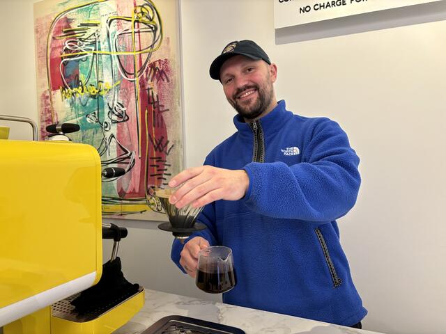 Dominik Pausch betreibt seit Ende des vergangenen Jahres ein "Specialty-Coffee"-Lokal auf der Wieden. Auf Kaffee-Wahl und Röstung legt er besonders viel Wert. | Foto: Michael Marbacher/ MeinBezirk