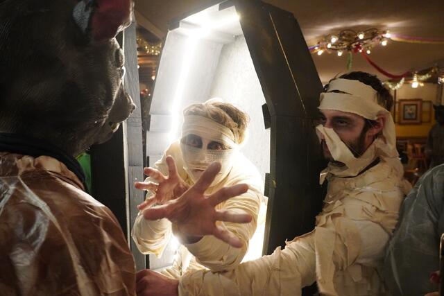 Der Dichtlwirt in Pöham war am vergangenen Samstag wieder Schauplatz des legendären Maskenballs.  | Foto: Johannes Brandner