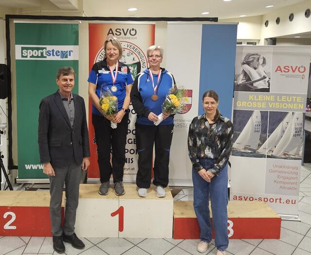 Bürgermeister Anton Silber und Vizebürgermeisterin Katrin Krenn mit den Siegerinnen.  | Foto: PSV Steyr Bahnengolf
