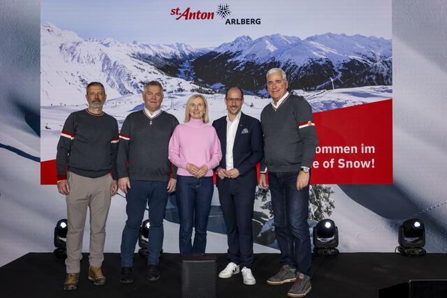 Peter Mall (OK-Chef der Arlberg-Kandahar-Rennen), Helmut Mall (Bürgermeister der Gemeinde St. Anton am Arlberg), Roswitha Stadlober (ÖSV-Präsidentin), Mario Gerber (Wirtschafts- und Tourismuslandesrat Tirols) und Josef Chodakowsky (Obmann des Tourismusverbandes St. Anton am Arlberg und Präsident des Ski-Club Arlberg). | Foto: Hetfleisch