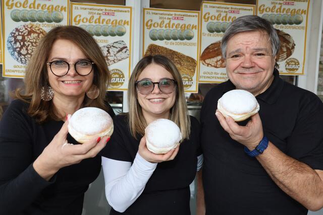 Monika Kranich, Konditormeisterin Alexandra Kranich und Kurt Kranich (v. l.) präsentieren ihr ausgebautes Caféhaus und ihren von Falstaff gekrönten Krapfen.  | Foto: Schleich