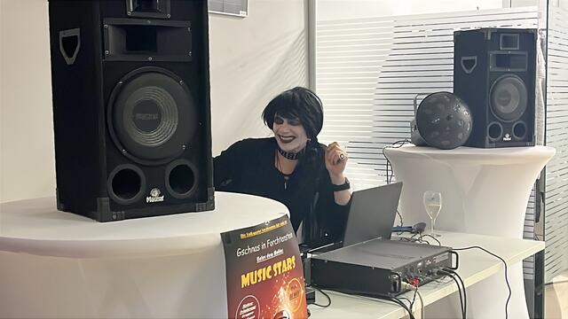 Ob Rock, Pop oder Disco – die Musik ließ keinen Wunsch offen und sorgte für eine volle Tanzfläche bis in die späten Abendstunden. | Foto: Alejandra Ortiz