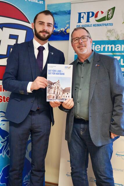 Luca Geistler und Klaus Grasmugg mit dem Zukunftsprogramm. | Foto: FPÖ Hartberg