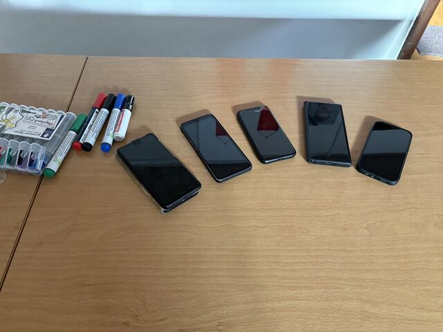 Manche Lehrerinnen und Lehrer sammeln die Mobiltelefone vorsorglich ein.  | Foto: Lawugger