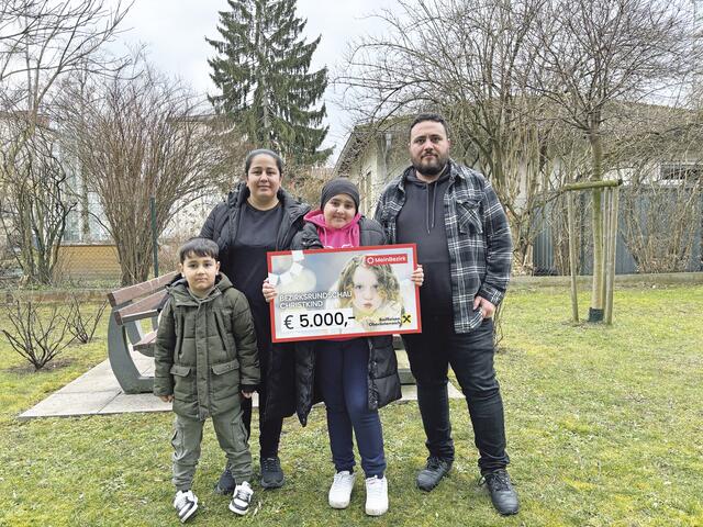Lichtblick für Familie Celik aus Linz: Das BezirksRundSchau Christkind hat Mitte Februar einen Spendenscheck in Höhe von 5.000 Euro vorbeigebracht. | Foto: MeinBezirk