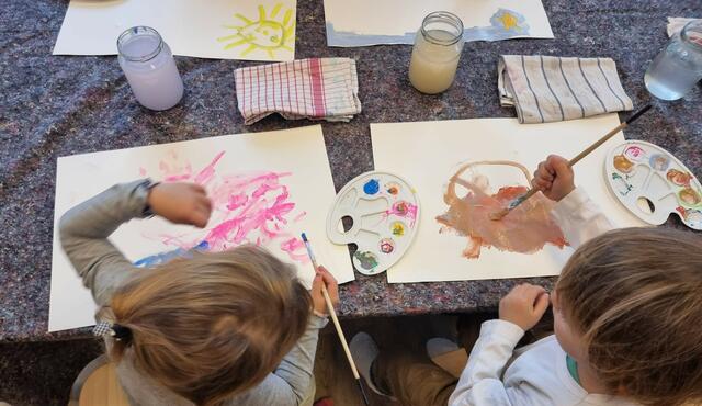 In der Kreativwerkstatt mit Elementarpädagogin Carmen Fido entdecken Kinder ab zwei Jahren spielerisch Farben und Materialien. | Foto: EKiZ