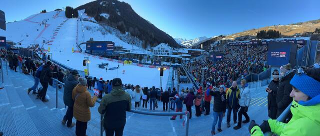 Du hast vom Skisport und der WM überhaupt keine Ahnung – keine Sorge! In unserem Beitrag erfährst du alles, was du zur Ski-WM wissen musst. Im Bild: Panoramabild mit Blick auf das Zielstadion und Tribünen | Foto: Land Salzburg/Melanie Hutter