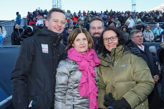 Im Bild v.l.: Bürgermeister Alois Hasenauer (Saalbach-Hinterglemm), Andrea Eder-Gitschthaler, Präsidentin des Bundesrats, Landeshauptmann-Stellvertreter Stefan Schnöll und Landesrätin Daniela Gutschi bei der Eröffnung der Ski-Weltmeisterschaften in Saalbach-Hinterglemm 2025 | Foto: Land Salzburg / Franz Neumayr