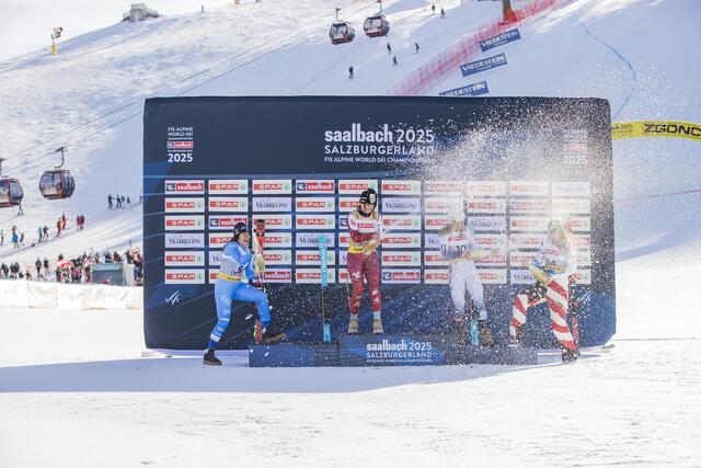 Im Bild: Stephanie Venier aus Österreich holte Gold, Federica Brignone aus Italien holte Silber, Kajsa Vickhoff Lie aus Norwegen und Lauren Macuga aus den USA holten zeitgleich Bronze | Foto: Land Salzburg/Neumayr/Leopold