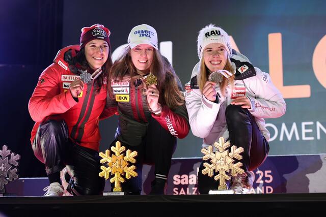 Die Medaillenübergabe auf dem Medal Plaza nach dem Slalom der Damen. Gold ging an Camille Rast aus der Schweiz, Silber an Wendy Holdener, ebenfalls aus der Schweiz und Bronze Katharina Liensberger aus Österreich. | Foto: Land Salzburg/Franz Neumayr