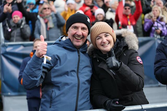 Landeshauptmann-Stellvertreterin Marlene Svazek mit Landesrat Martin Zauner auf der Tribüne beim Riesenslalom der Herren. | Foto: Land Salzburg/Franz Neumayr
