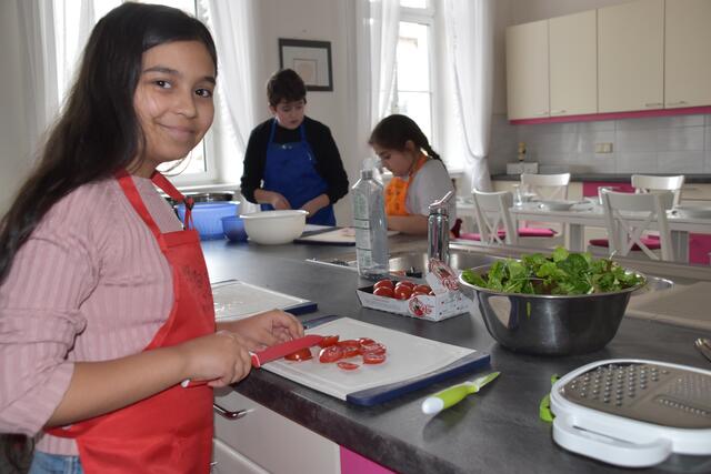 Eifrig wird geschnippelt. | Foto: Preineder