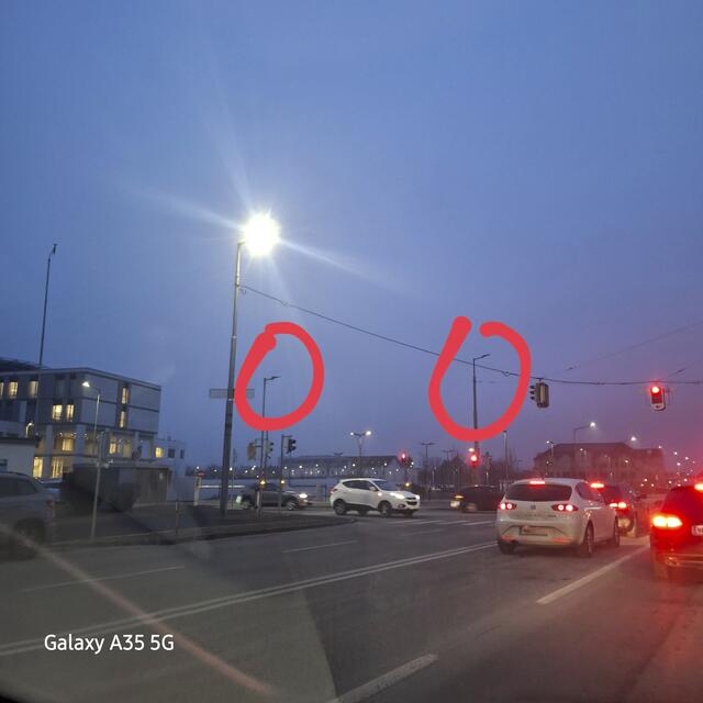 Ein leider vertrautes Bild: defekte Straßenbeleuchtungen an der Wienerstraße. | Foto: privat