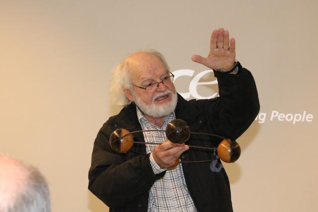 Anhand anschaulicher Experimente bringt Hobbyastronom Franz Klauser aus Puchenstuben interessierten Personen unser Universum näher. | Foto: Manfred Kellner