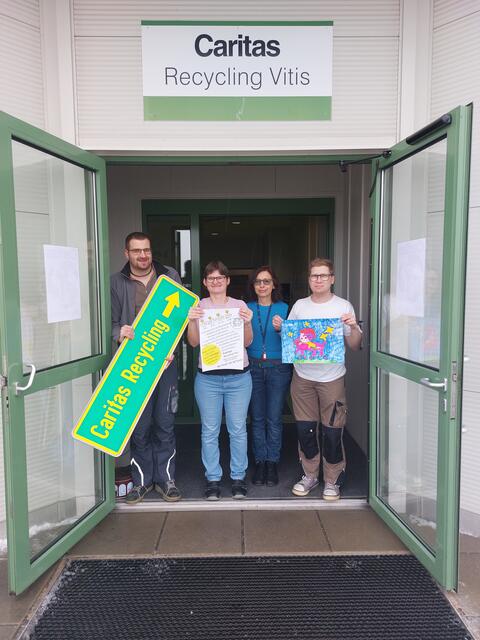 Das Team heißt alle Interessierten am Tag der offenen Tür herzlich zur eigenen Kunstausstellung willkommen.  | Foto: Caritas Recycling Vitis