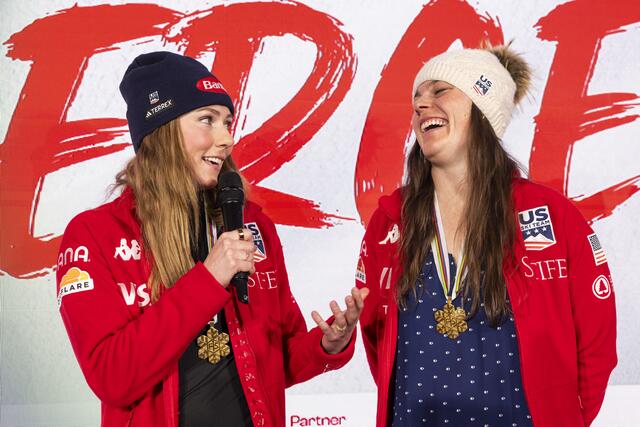 Mikaela Shiffrin und Breezy Johnson (Weltmeisterinnen im Team-Kombi-Bewerb) im Home of Snow. | Foto: Hetfleisch