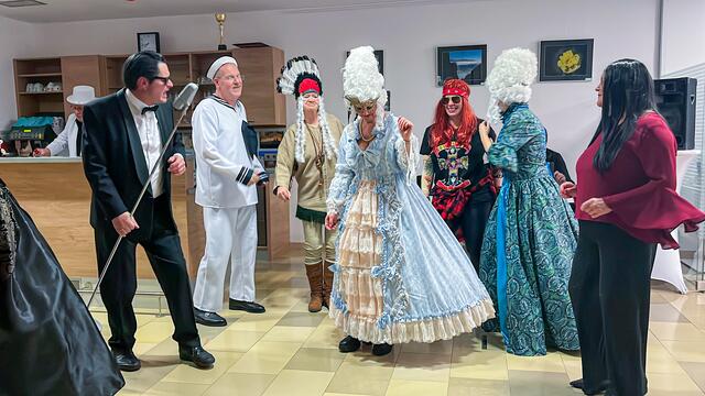 Das Gschnas unter dem Motto „Music Stars“ war ein voller Erfolg! Die Gäste kamen in kreativen Verkleidungen, die Tanzfläche war durchgehend gefüllt, und die Stimmung hätte nicht besser sein können. | Foto: Alejandra Ortiz