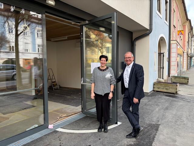 Astrid Kniendl, Geschäftsführerin von "akzente" mit Bürgermeister Bernd Osprian vor den neuen Räumlichkeiten | Foto: Almer