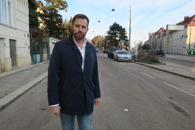 Blind kämpft gegen die Parkplatzvernichtung an.  | Foto: Patricia Hillinger/MeinBezirk