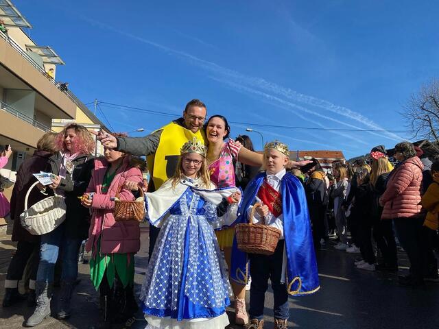 Anita Atzler mit St. Barbaras Bürgermeister Jochen Jance, der sich dieses Spektakel in seiner Gemeinde auch nie entgehen lässt.  | Foto: Faschingsverein