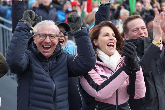 Landeshauptmann Wilfried Haslauer (v.l.), Karoline Edtstadler (designierte Landeshauptfrau) und Saalbachs Bürgermeister Alois Haslauer jubeln. | Foto: Land Salzburg / Franz Neumayr